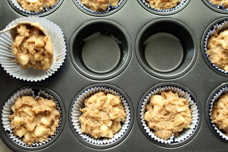 vegan-apple-cake-alternativo-muffins-muffin-molde-recheio-massa-assar