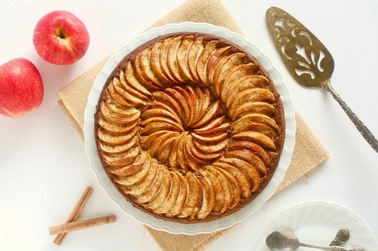 Decore bolo de maçã vegan-maçã-fatias-canela-prepare-sobremesa-saudável