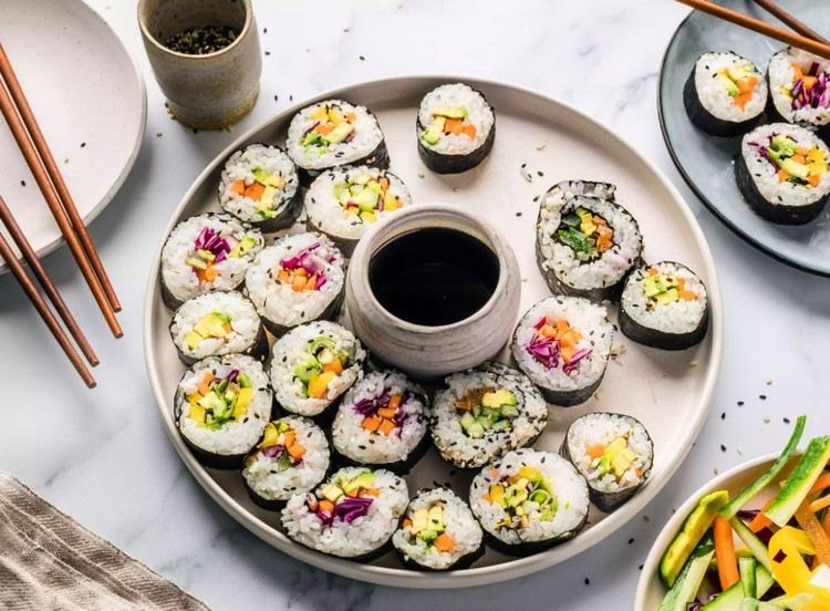 Sushi vegano servido em pratos com molho de soja