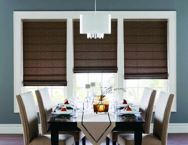 decoração de janela-escurecimento-proteção de privacidade-cortinas romanas-marrom-sala de jantar-elegante