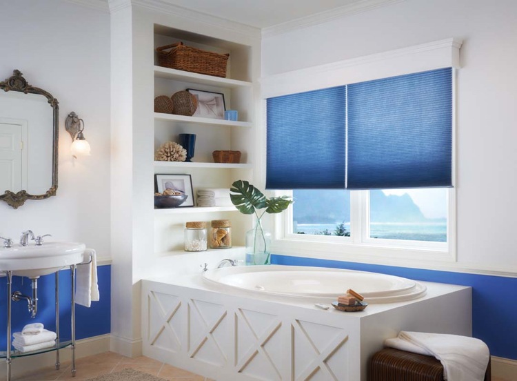 janela-decoração-escurecimento-persianas-persianas-tecido-azul-banheiro
