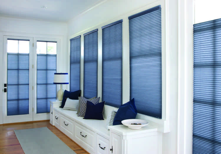 decoração de janela-escurecimento-proteção de privacidade-plisee-azul-corredor-branco-móveis