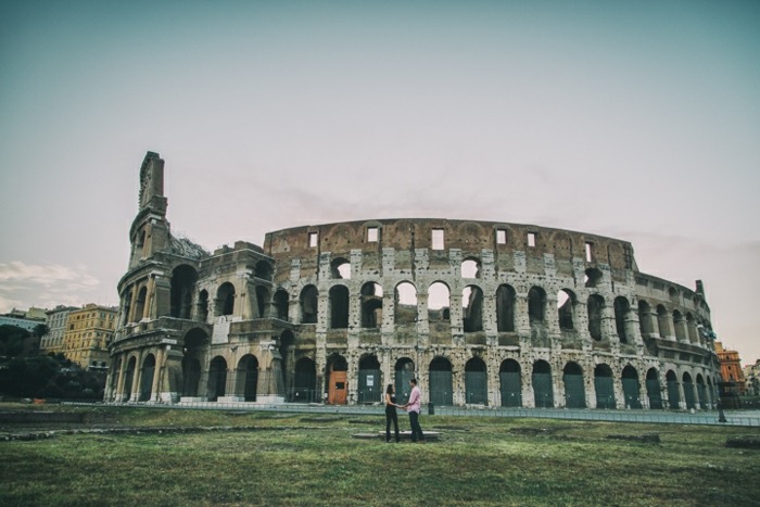 engajamento em roma coliseu itália fotografia pôr do sol