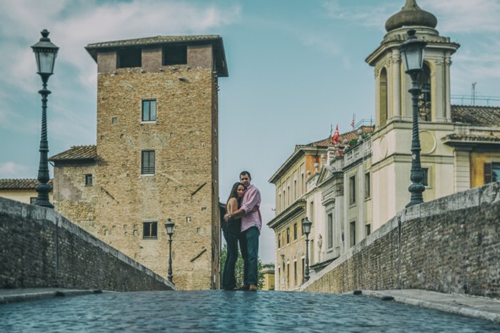 lanterna de roma ponte cidade velha pavimentação pedra atmosfera romântica abraço