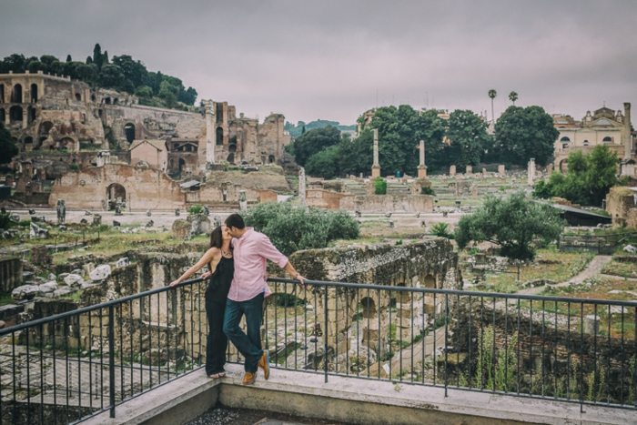 noivado em roma terraço varanda beijo viagem antiga