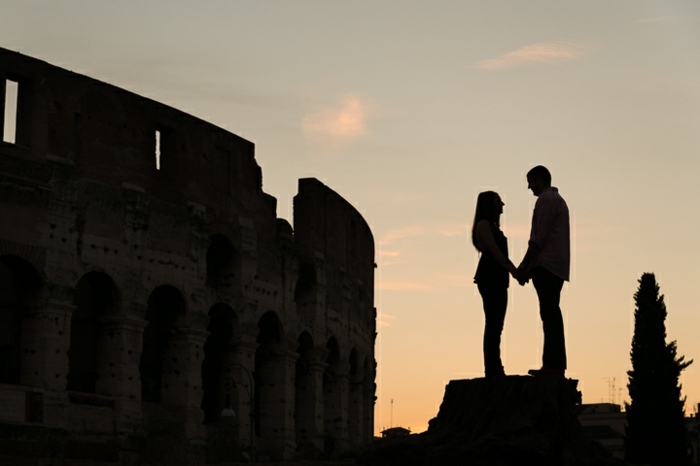 foto de amantes do pôr do sol de mãos dadas koloesseum romântica Roma