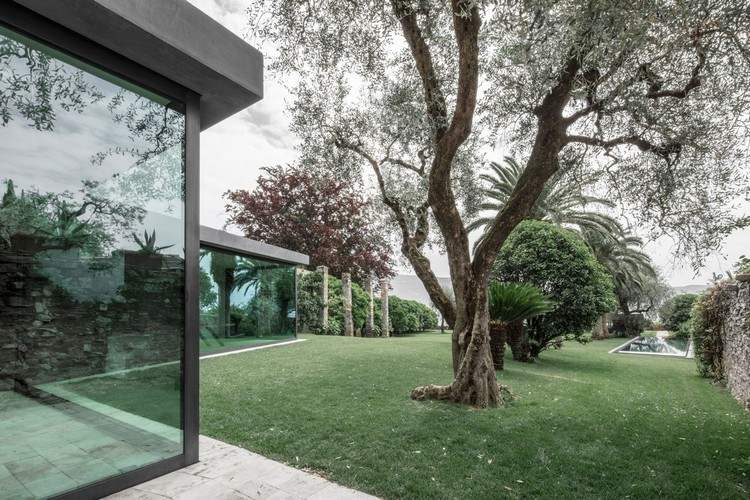 Retrátil-glass-walls-extension-villa-garda-italy