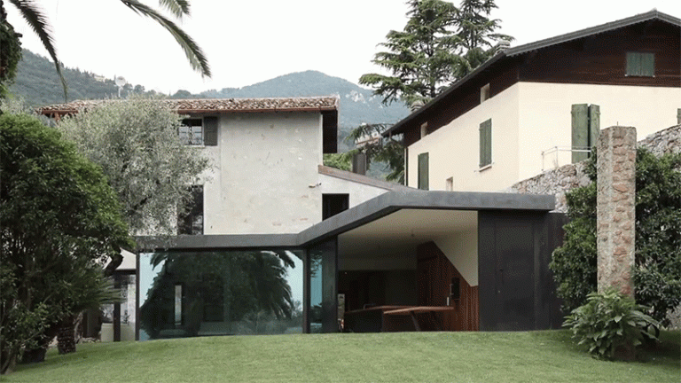 retrátil-vidro-paredes-moderna-extensão-casa-vertical-telhado frontal