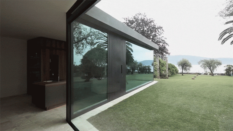 Frentes retráteis-paredes de vidro-casa-extensão-jardim-janela