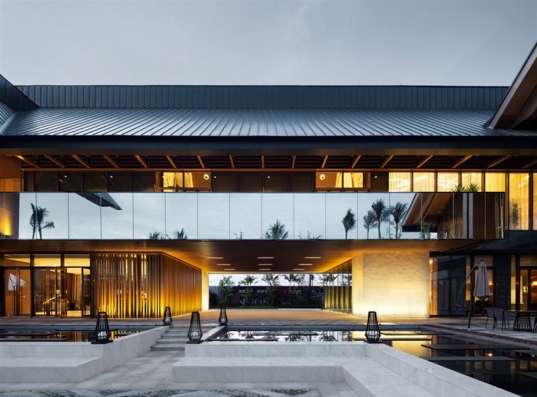 Fachada espelhada, telhado de duas águas, entrada de madeira, centro de exposições, china