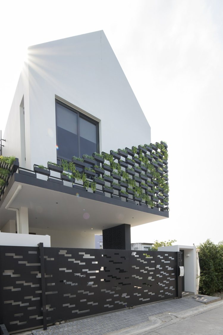 Eu casa groselha projeto lado da rua entrada da casa vertical fachada da casa verde canteiros de flores