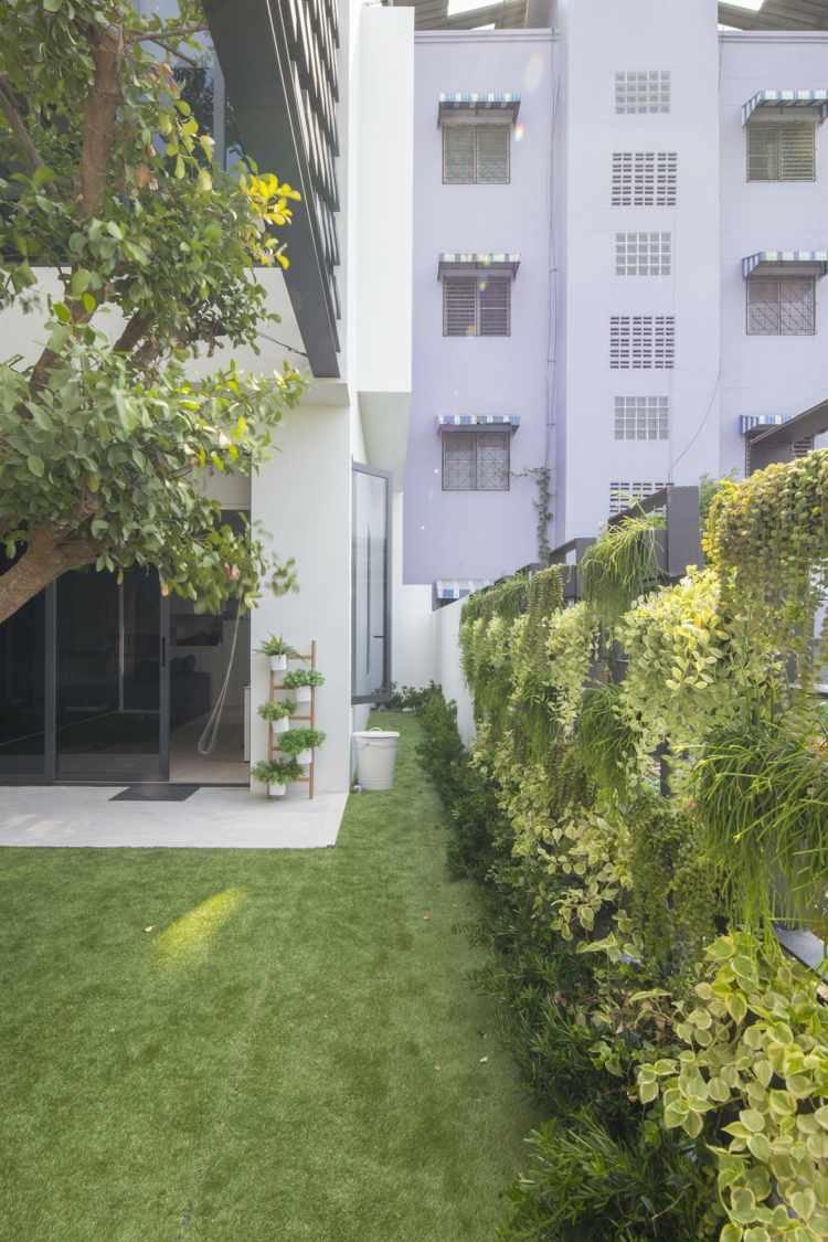 residência vertical casa verde fachada estrutura de aço pátio interno