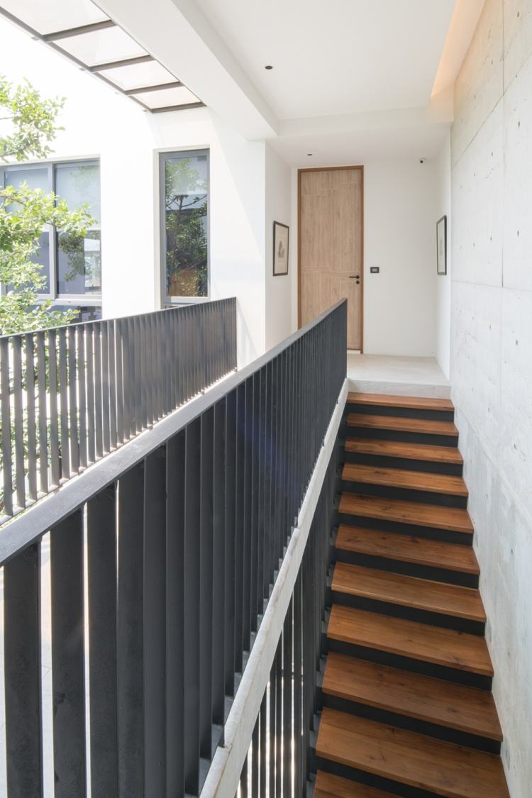 i house escadaria madeira metal corrimão fachada verde