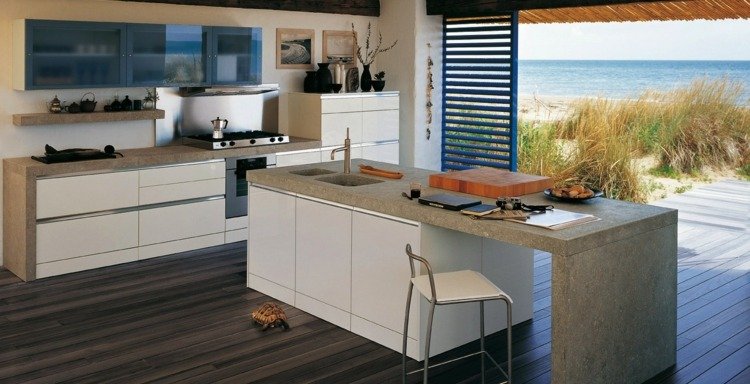 Aparência cinza de concreto de cozinha com frentes brancas para um visual minimalista
