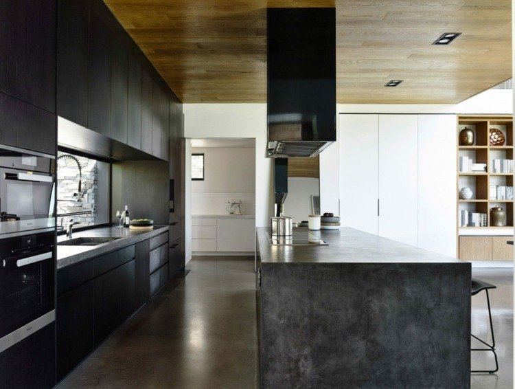 Cozinha de aspecto concreto com janela panorâmica e exaustor moderno