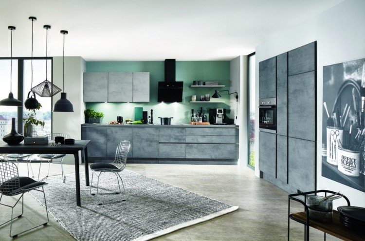 Use uma aparência de concreto e uma parede de realce verde para a cozinha