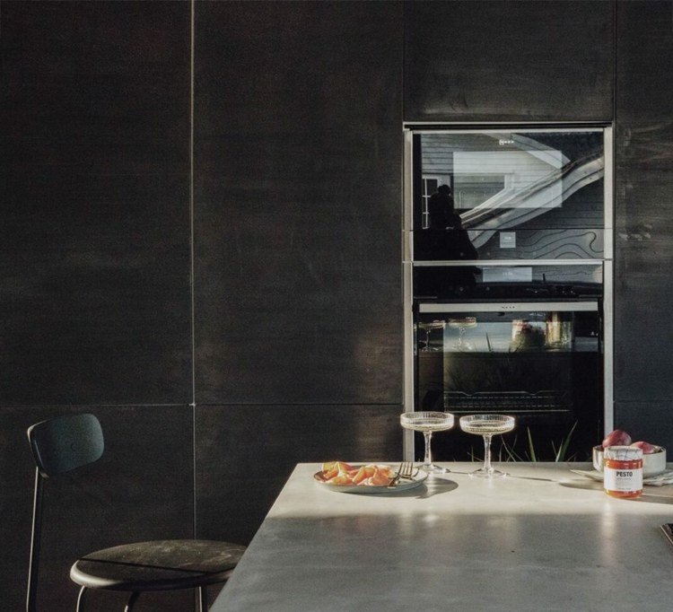 O concreto preto parece frentes de cozinha e fogão no armário alto