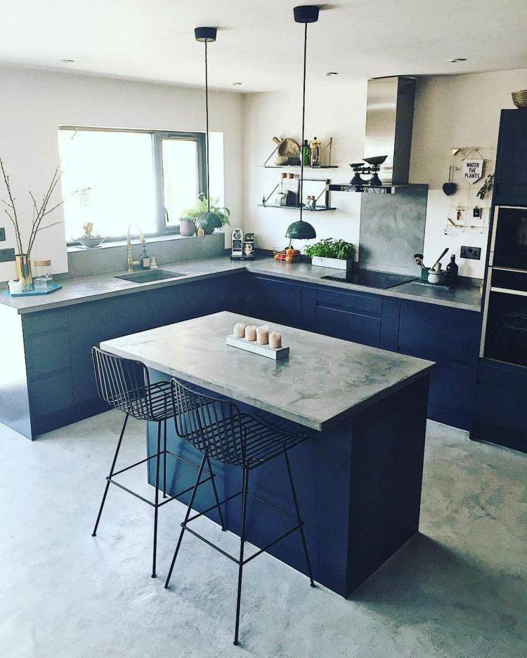 Armários de cozinha minimalistas em azul escuro com bancada de concreto