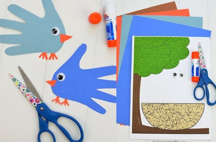 Pintando pássaros com crianças pequenas com impressões digitais transferidas para papelão