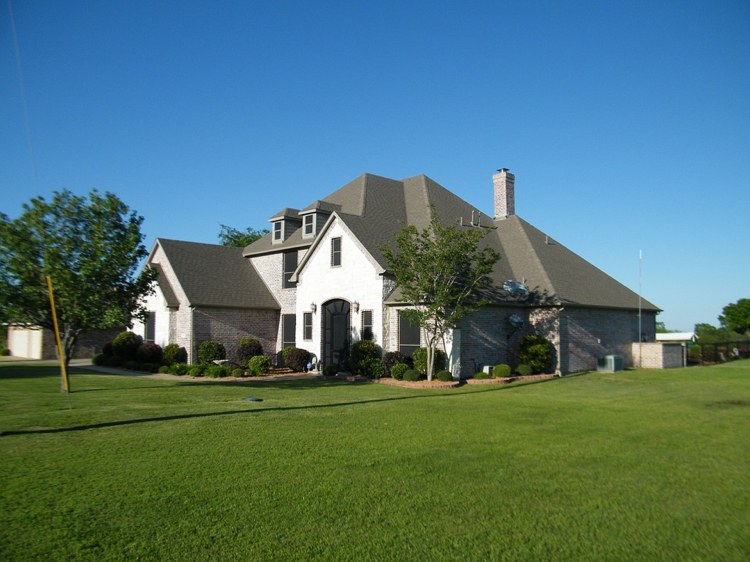 Tipos de casas em comparação - sólida casa-terreno-gramado-terreno-jardim
