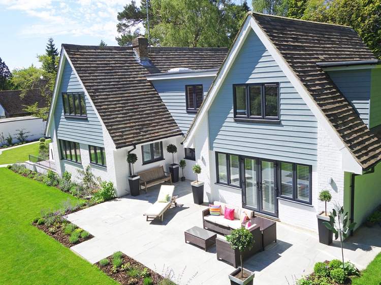 Tipos de casas em comparação -saddle-roof-terraço-jardim-gramado-moderna-casa de campo