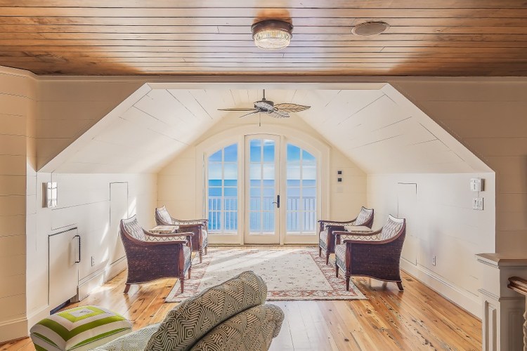 casa de madeira-sala de estar-aconchegante-chão do corredor-sótão-móveis estofados-teto de madeira