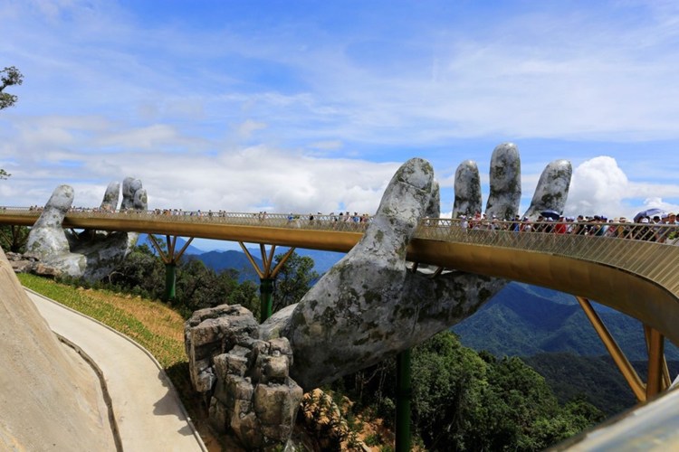 parece que a Golden Bridge está sendo carregada por um gigante feito de pedra