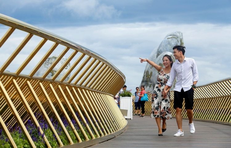 parapeitos da ponte dourada e atração turística de lobelia roxa no Vietnã