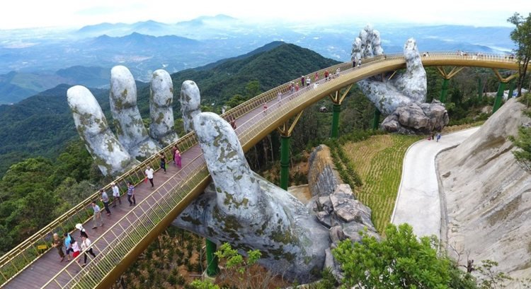 Ponte Dourada em vista do campo do Vietnã