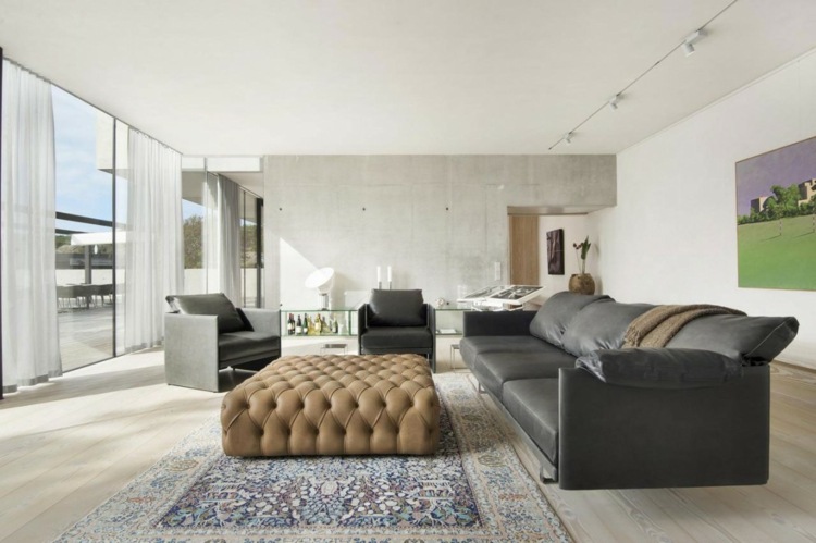 sala de estar área de estar sofá de couro carpete parquet