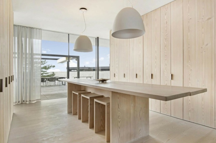 cozinha mesa de jantar armários de madeira escandinavos vista para o mar