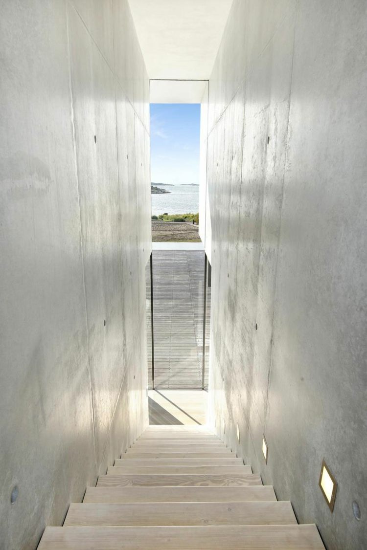 villa com escada perto da parede de concreto com vista para o mar