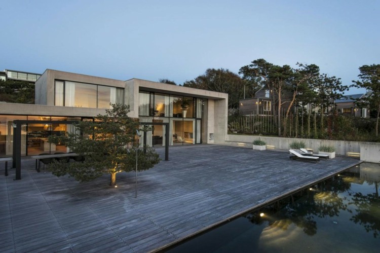 terraço design villa piso de madeira sala de jantar espreguiçadeiras piscina