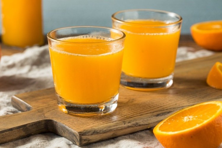 200 ml de suco de laranja contêm 100 miligramas de vitamina C.