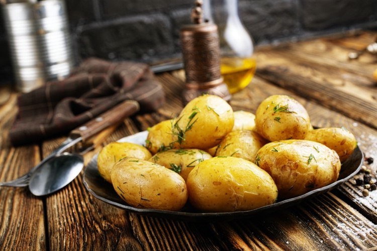 vitamina c alimentos vegetais batatas com a casca