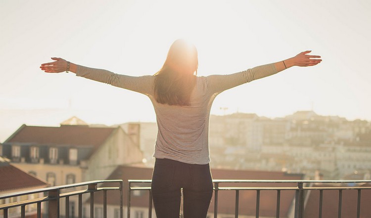 Vitamina D da varanda A exposição ao sol do corpo forma o hormônio