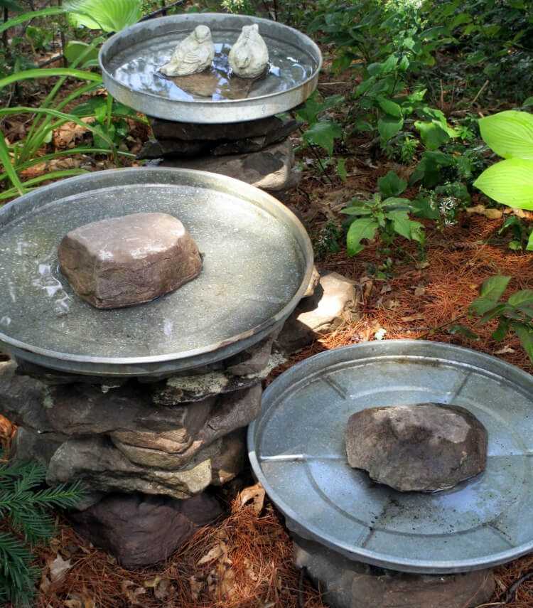 Faça seu próprio banho de pedra para pássaros Instruções para banhos simples para pássaros