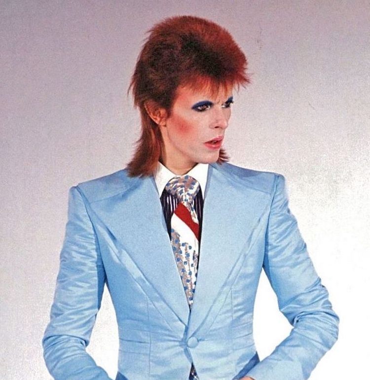 O astro do rock David Bowie com cabelo ruivo e cabelo curto