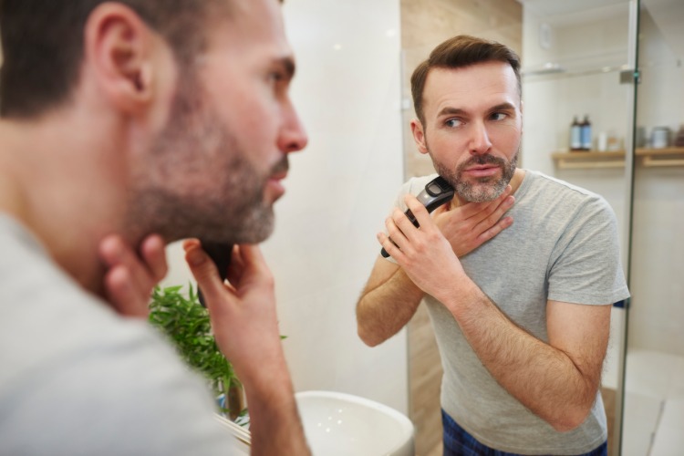 cuidados com a barba para homens com aparador ou aparador de barba