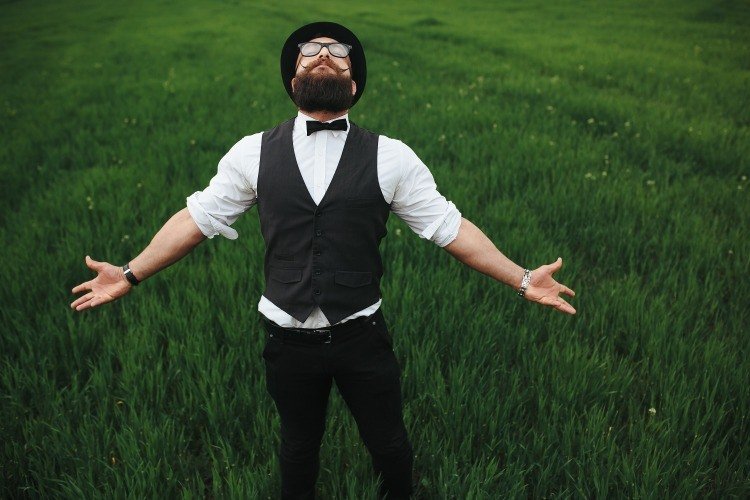 hipster com barba cheia crescer ao ar livre para passear