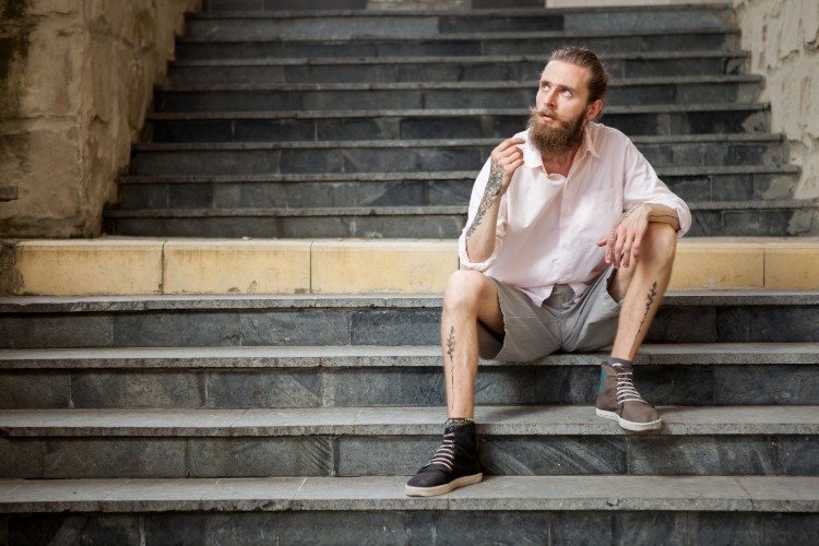 combinar elegantemente roupas casuais e barba