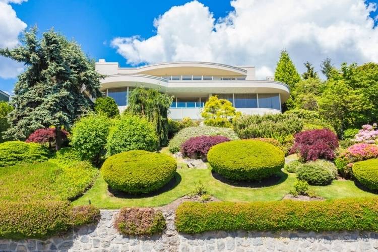 Crie um jardim frontal com espécies de arbustos perenes