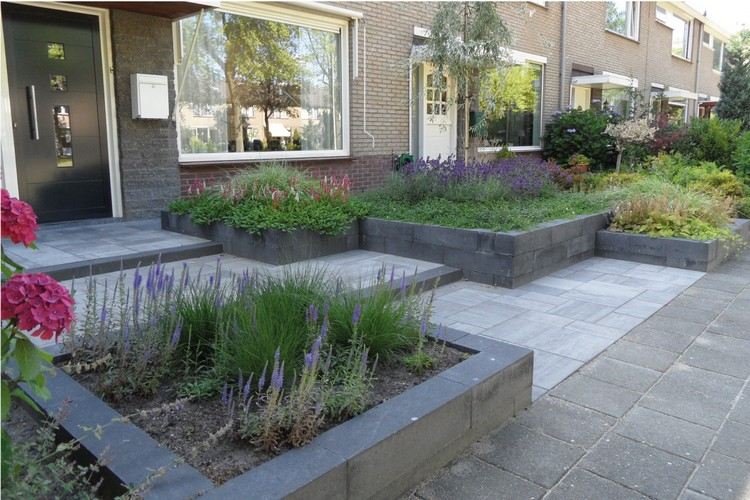 Front-jardim-design-fácil-cuidar-canteiros elevados-pedras-cinza-roxo-rosa-plantas com flores