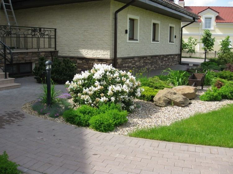 Crie jardins frontais fáceis de cuidar-branco-rododendro-cascalho-baixo-arbustos