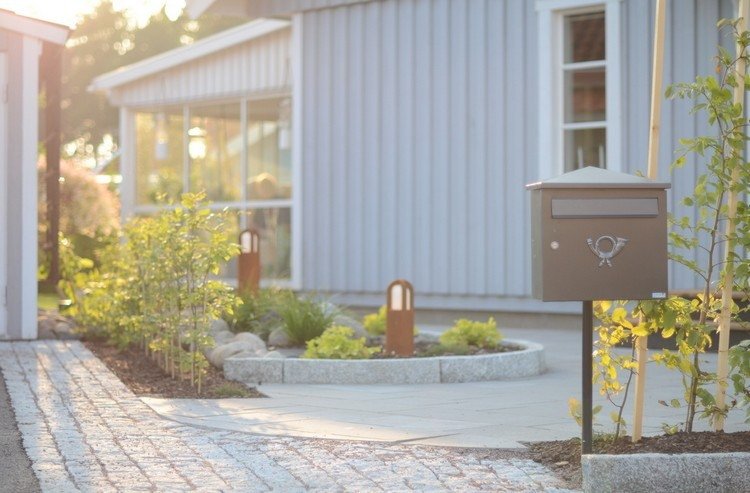 Crie jardins frontais easy-care-stone-bed rodeia-corten-steel-garden lights