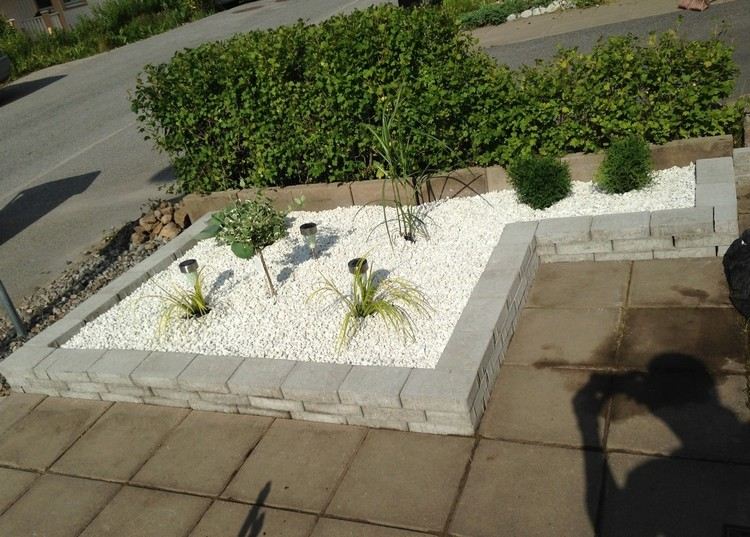 Crie jardim frontal fácil de cuidar-cama elevada-lajes de concreto-cascalho branco