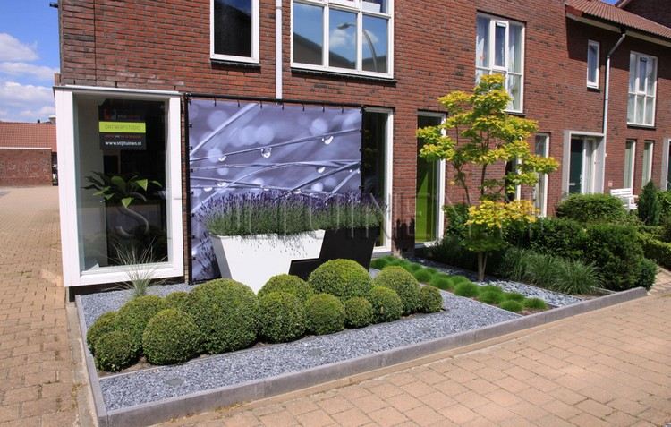 front-garden-design-easy-care-buxo-bolas-cinza-cascalho-grama-pele de urso