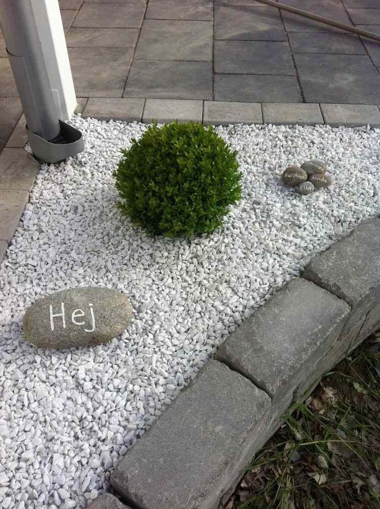 design-front-garden-easy-care-white-cascalho-boxwood-ball-painted-stones