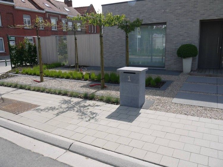 front garden-design-easy-care-ziergraeser-two-row-splitter