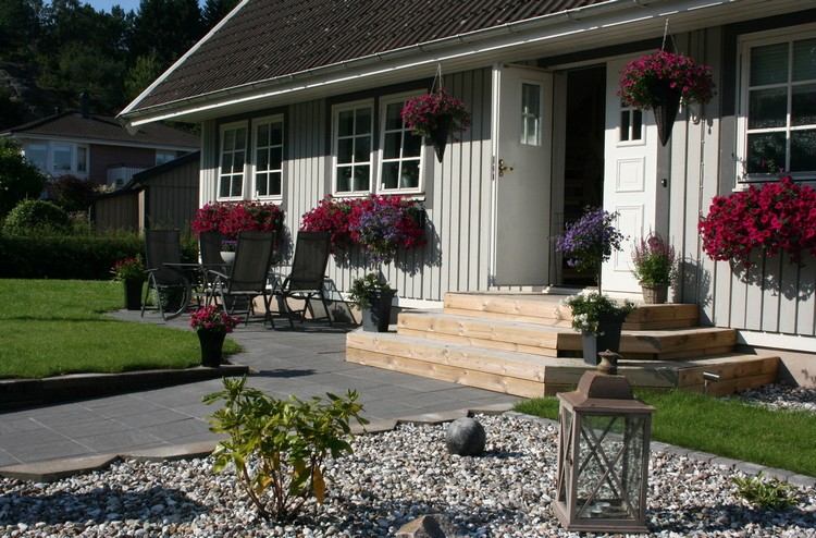 design-front-garden-easy-care-gravel-shrub-wood-lantern